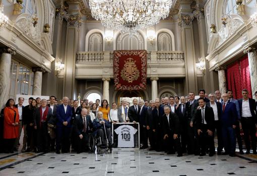 El alcalde de Valencia, Joan Ribó (c-d) y la vicepresidenta, Mónica Oltra (c-i), en la foto de familia con jugadores y exjugadores del Valencia CF que hoy celebra el centenario de su fundación