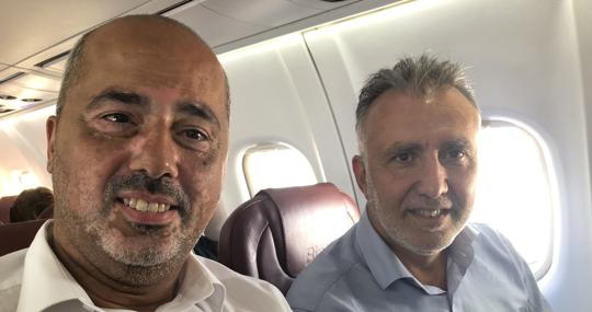 Ramón Morales y Ángel Víctor Torres en un vuelo a La Palma con Binter Canarias