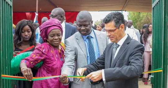 El embajador de España en Senegal en un acto de mejora de aguas desarrollado por UAB