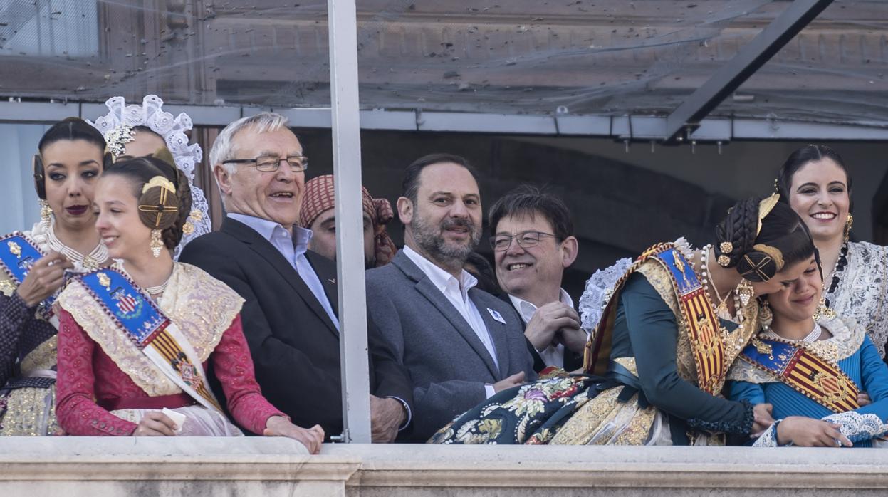 El ministro de Fomento, José Luis Ábalos, en el balcón del Ayuntamiento durante la mascletà de Fallas 2019