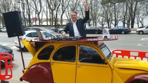 La última de Abel Caballero: emula a David Guetta sobre un Citroën 2CV