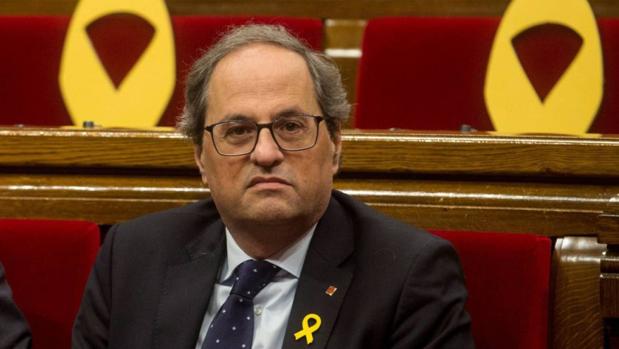 Quim Torra desoye a la Junta Electoral y mantiene el lazo de la Generalitat