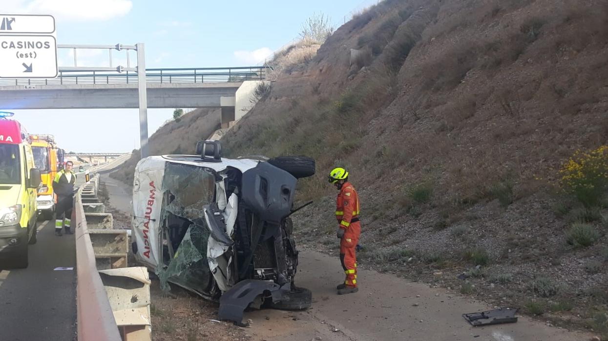 Estado en el que ha quedado la ambulancia tras volcar