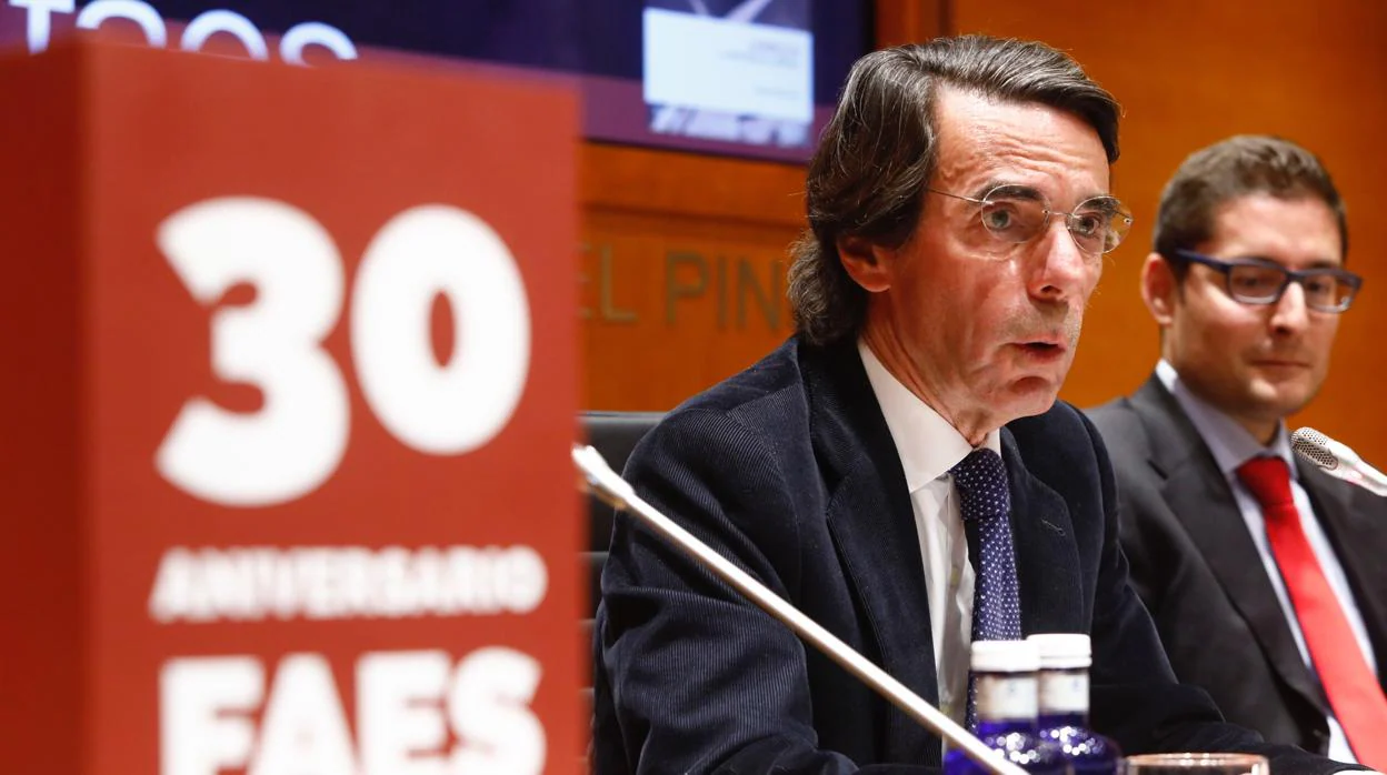Aznar presentó ayer la biografía «Lerroux. La República liberal», junto al autor, Roberto Villa