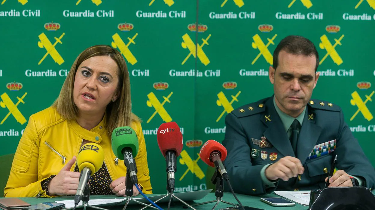 La delegada del Gobierno, Virginia Barcones, y el teniente coronel de la Guardia Civil, Javier Peña, presentan la operación