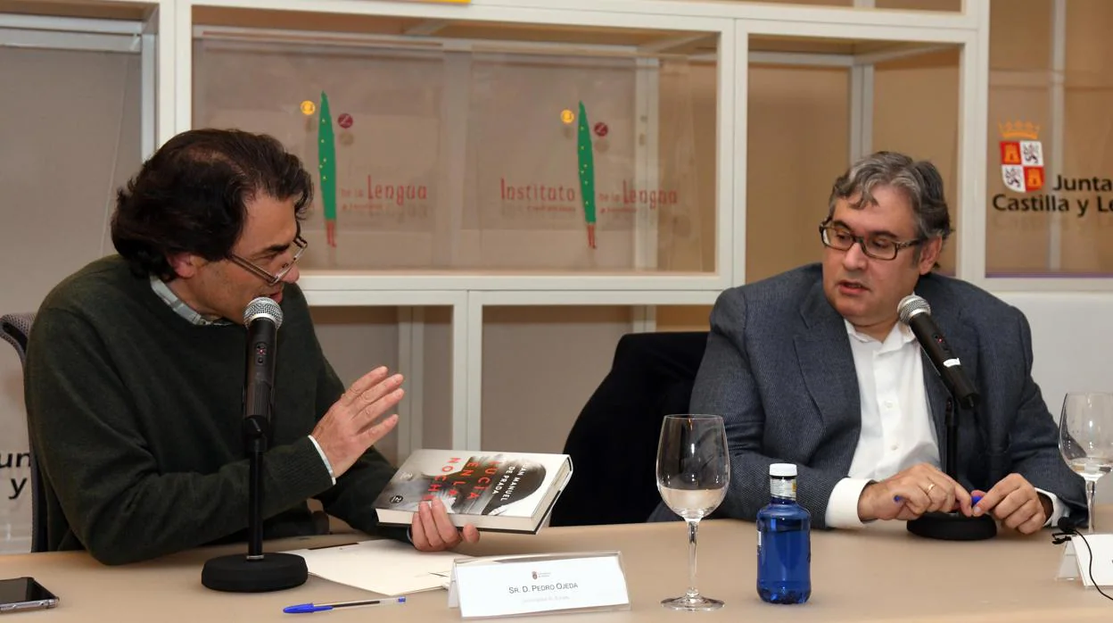 El escritor Juan Manuel de Prada, junto al profesor de literatura de la Universidad de Burgos (UBU), Pedro Ojeda