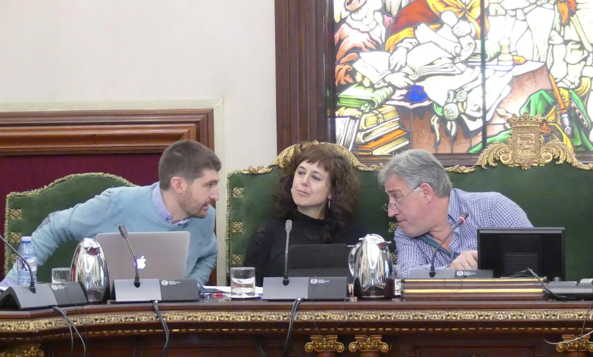 El alcalde Asirón habla con los concejales de Bildu Aritz Romeo y Patricia Perales