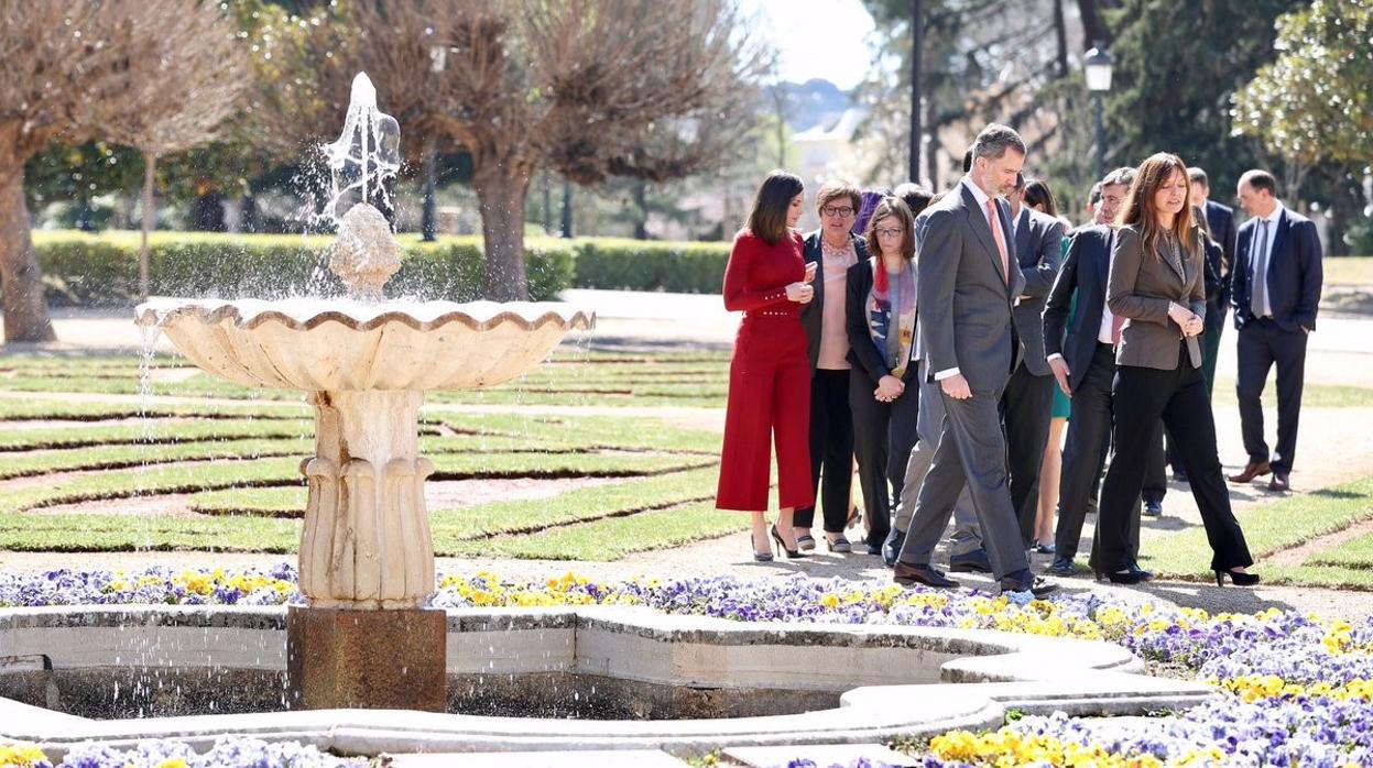 Don Felipe y Doña Letizia, en los jardines del Palacio de El Pardo, con los científicos españoles