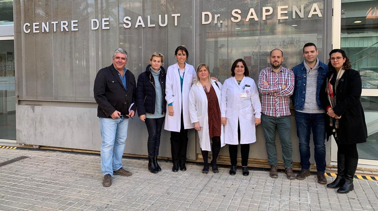 Imagen de médicos en huelga en la última concentración en un centro sanitario de Elche