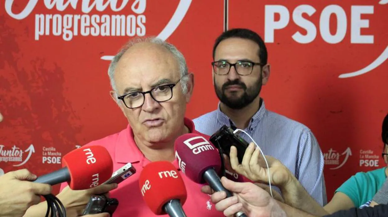 El secretario general de Asaja, José María Fresneda, con el número dos del PSOE de Castilla-La Mancha, Sergio Gutiérrez, en una imagen de archivo