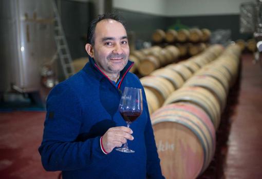 Rubén Ramos, junto a algunas barricas de su bodega