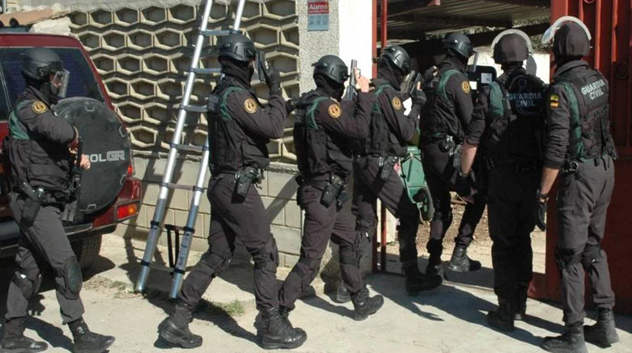 Agentes de unidades especiales de la Guardia Civil, durante la entrada y registro de la casa zaragozana en la que se hallaron los zulos con armas