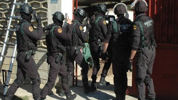 Una mujer, detenida en Zaragoza con un arsenal de granadas, armas y munición de guerra