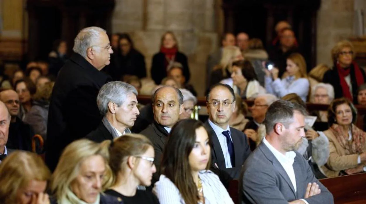 Camps (sentado) y Cotino (de pie), en la misa del funeral de Rita Barberá