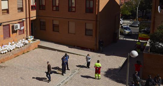 La Policía Municipal vigila la plaza donde ocurrió el asesinato