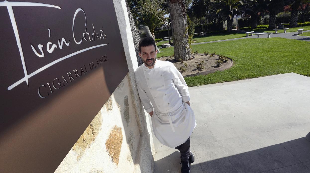 Iván Cerdeño posa junto al cartel del restaurante del Cigarral del Ángel