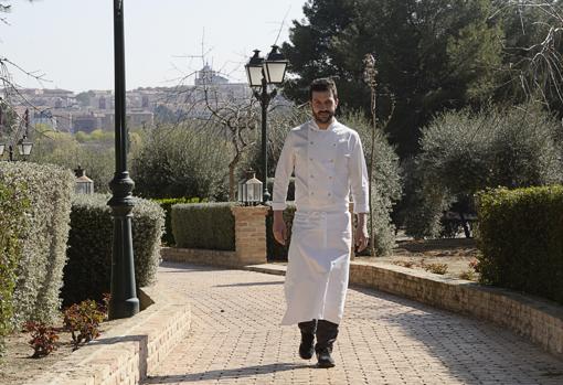 El cocinero pasea por los jardines del Cigarral del Ángel