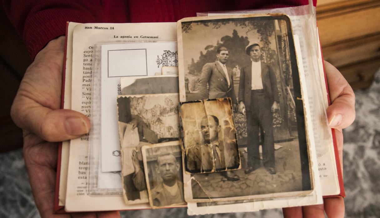 Biblia donde Julia Capilla guardaba las fotos de sus familiares, entre ellos su tío asesinado, Pablo Madrid