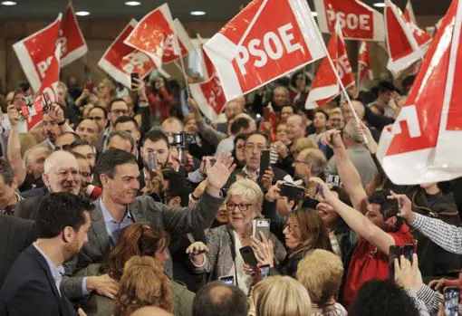El secretario general de los socialistas saludando a militantes y cargos de su partido