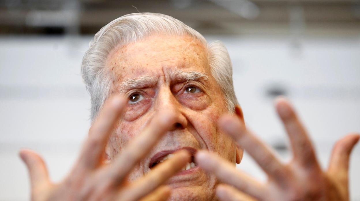 Vargas Llosa durante una de sus intervenciones en Galicia