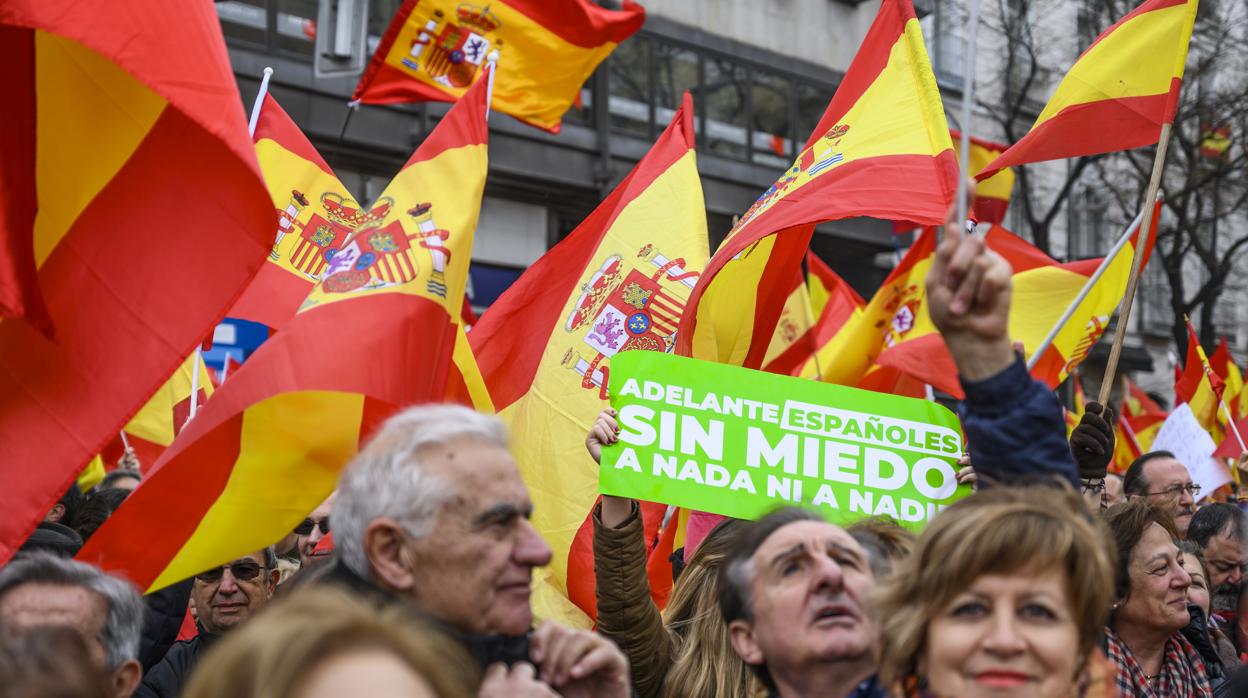 Imagen de la manifestación de Colón en la que los españoles reclamaron elecciones anticipadas a Sánchez