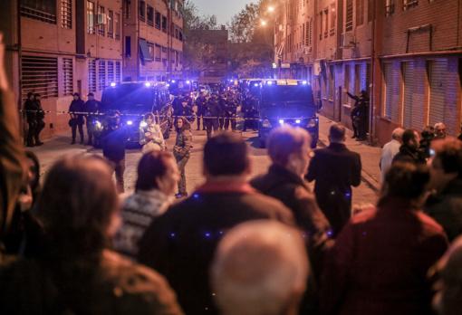 La Policía blindó la plaza para impedir el acceso de los congregados a las casas de los sospehcosos