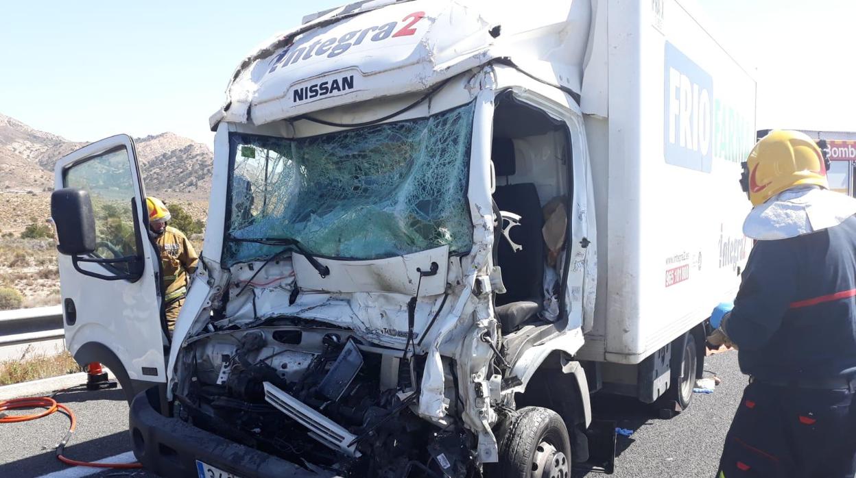 Imágenes del accidente entre camiones en la A-7 este lunes en San Vicente