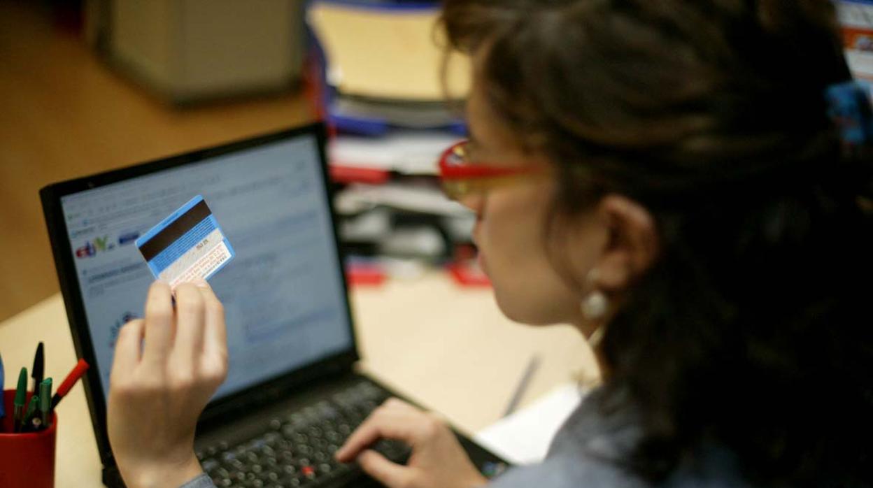 Una joven haciendo una compra por Internet