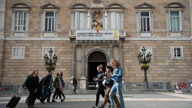 Senadores franceses compran el discurso soberanista y denuncian «represión» a los líderes del «procés»