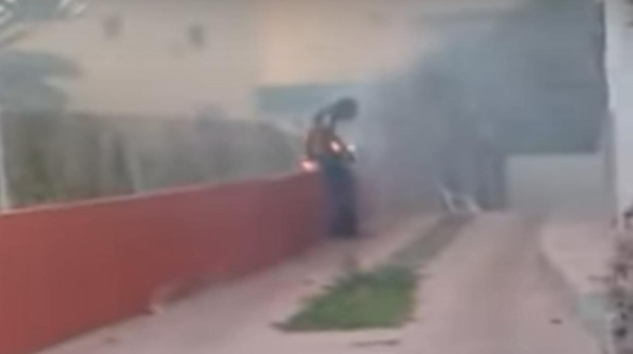 Vídeo: las duras imágenes de un okupa ardiendo