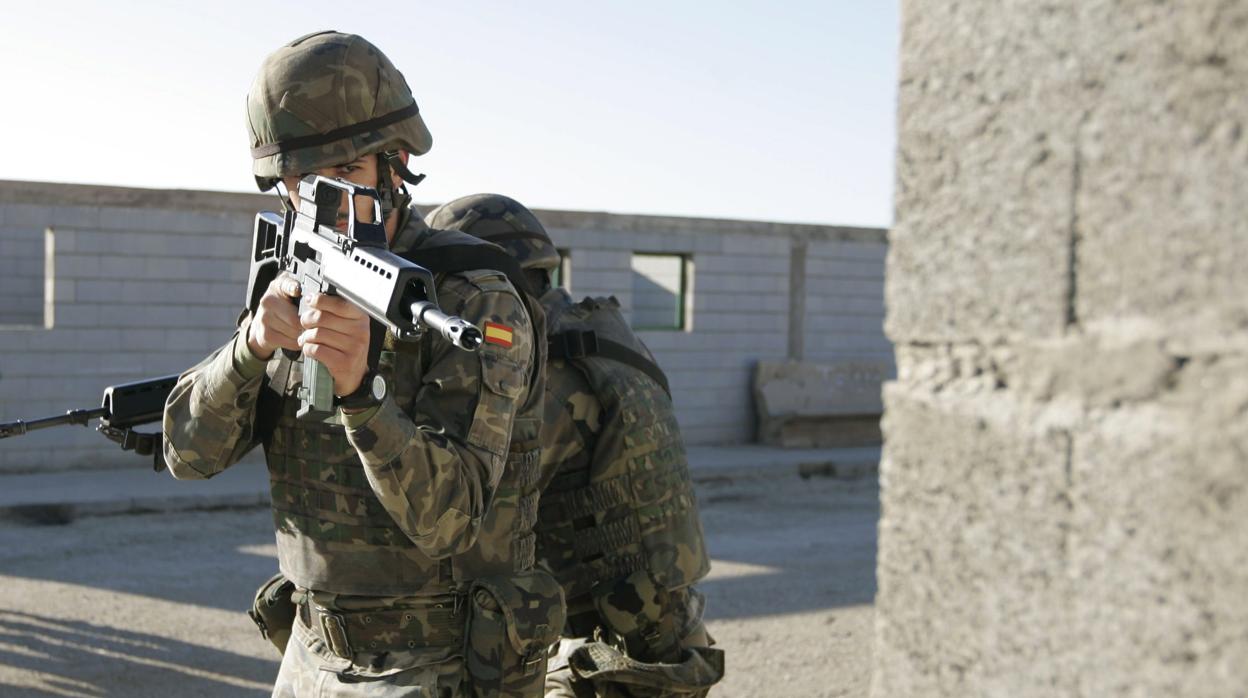 Imagen de archivo de un legionario durante un entrenamiento de combate urbano