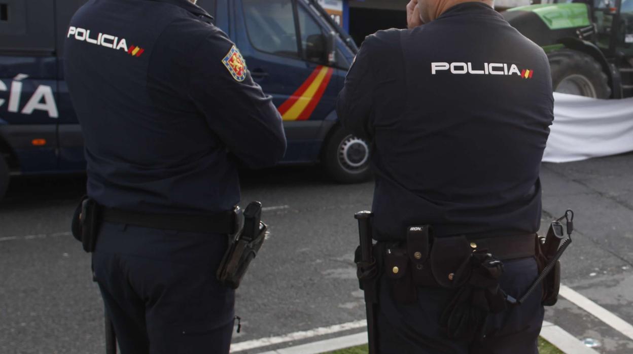 Imagen de archivo de dos policías nacionales en La Coruña