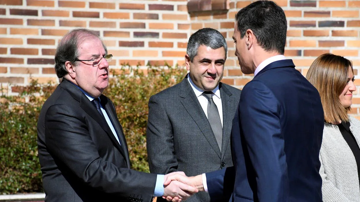 Herrera saluda al presidente del Gobierno, Pedro Sánchez, durante la inauguración de un foro convocado en Segovia por la Organización Mundial del Turismo