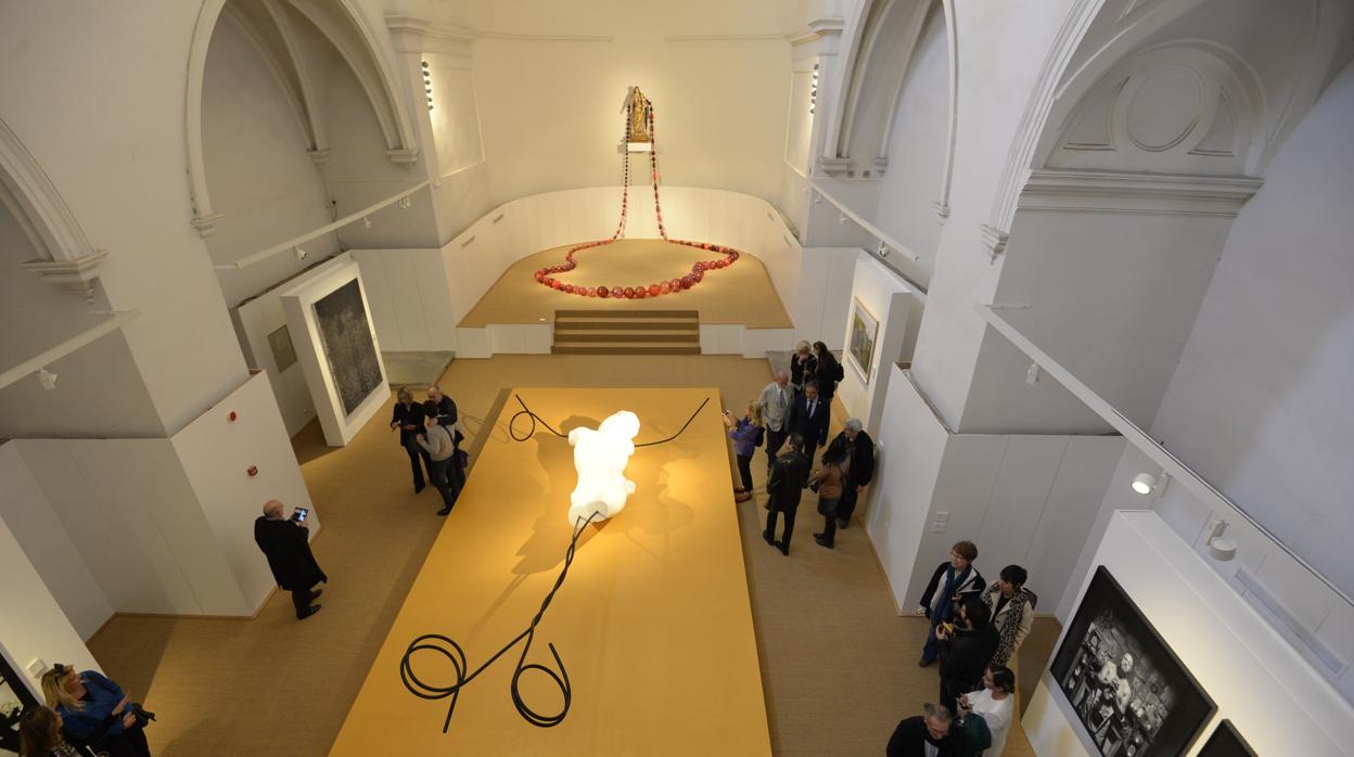 En la iglesia se encuentra la obra de Red Roosenary, de María Roosen