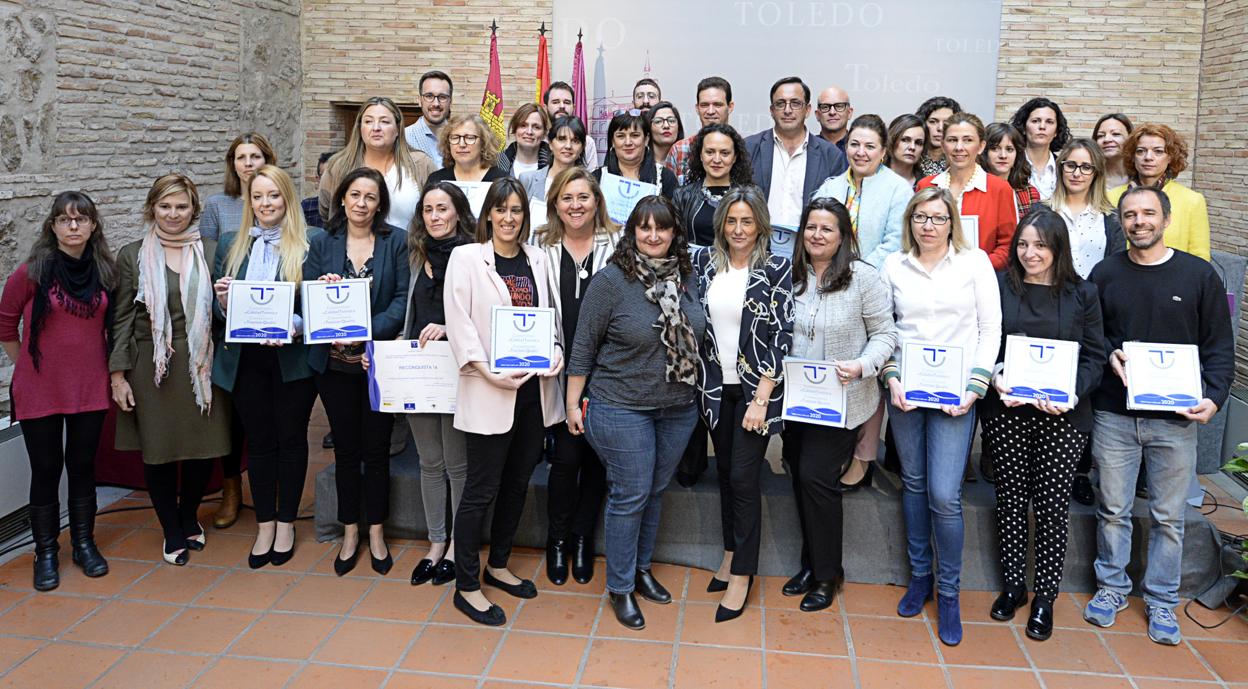 Foto de familia de la alcaldesa con todos los premiados