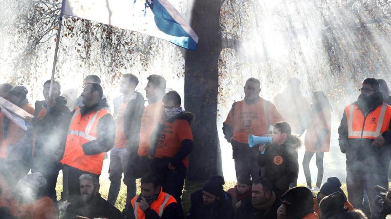 Una concentración de los trabajadores de Alcoa ante la Xuna de Galicia