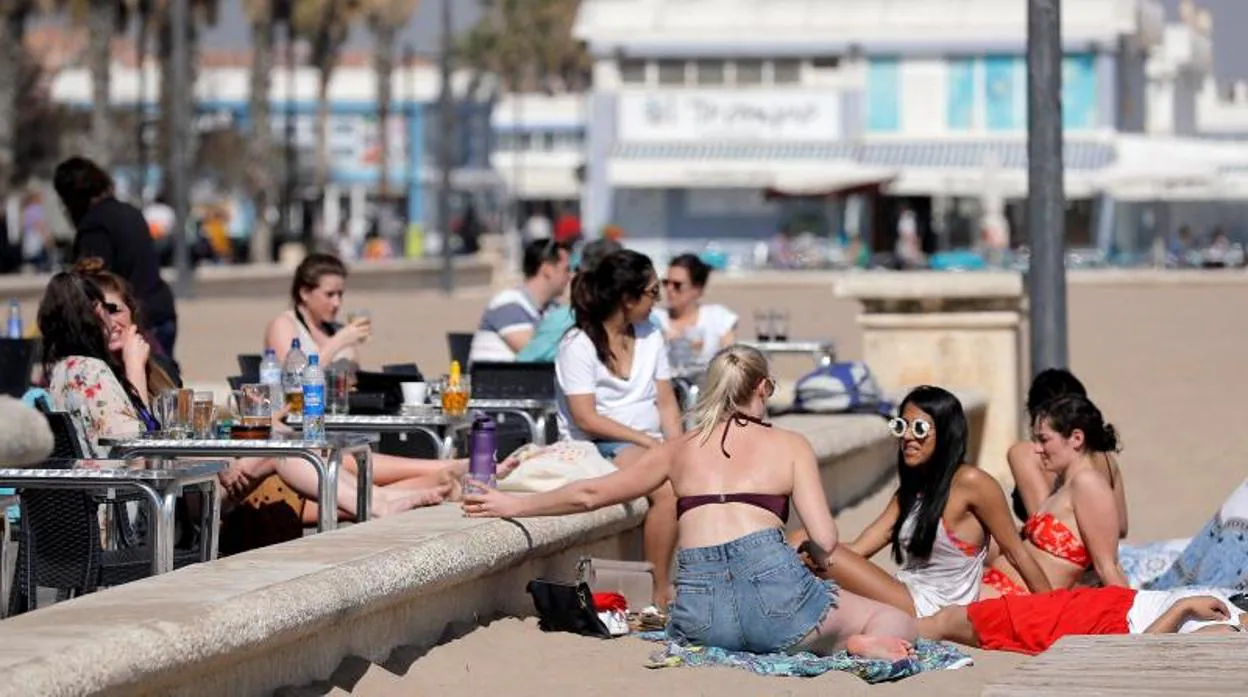 Gente en la playa en Valencia el 1 de marzo pasado, con hasta 30 grados de temperatura