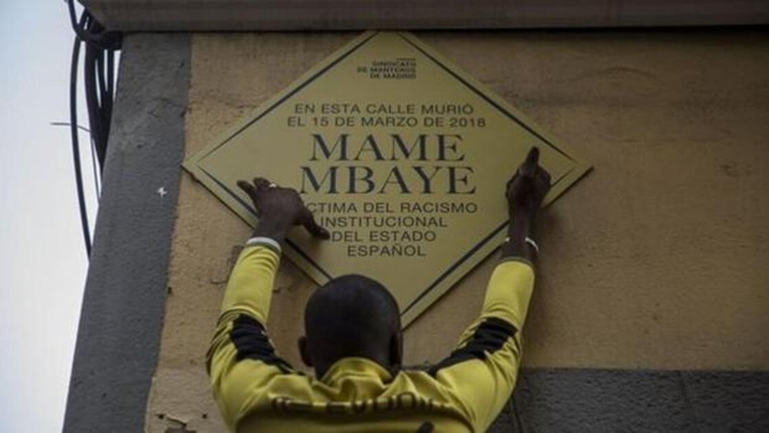 Placa en memoria del mantero Mame Mbaye