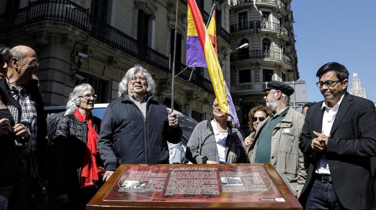 La placa crítica con la Policía