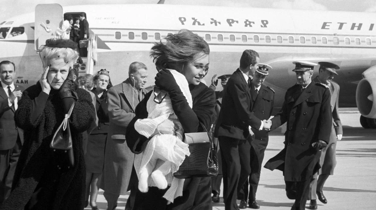 Fotografía inédita,de la agencia EFE en la que se ve a la entonces Princesa Doña Sofía con su hija la Infanta Elena en brazos, a su llegada al aeropuerto de Barajas procedente de Atenas en marzo de 1964, tras el fallecimiento del su padre, el Rey Pablo de Grecia.