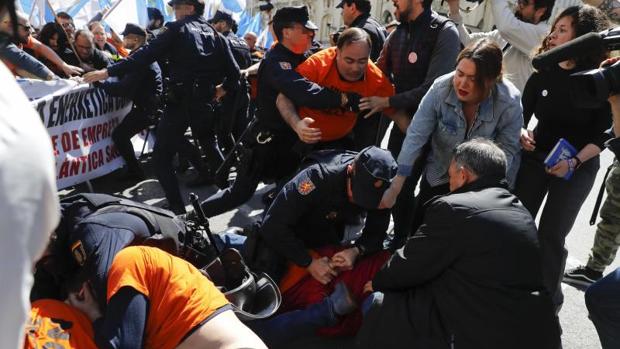 Momentos de tensión en la protesta de los trabajadores de Alcoa en el Congreso