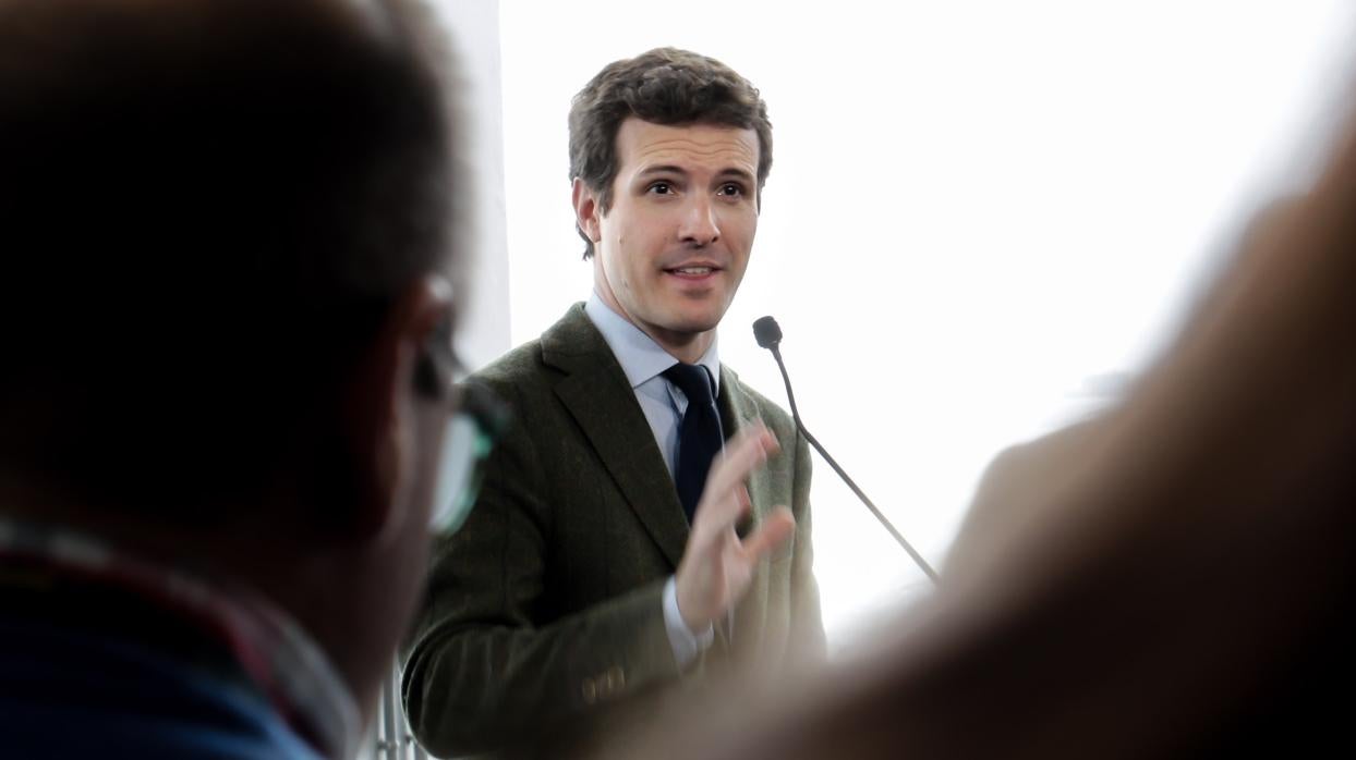 El presidente del PP, Pablo Casado, ayer en el puerto de Melilla