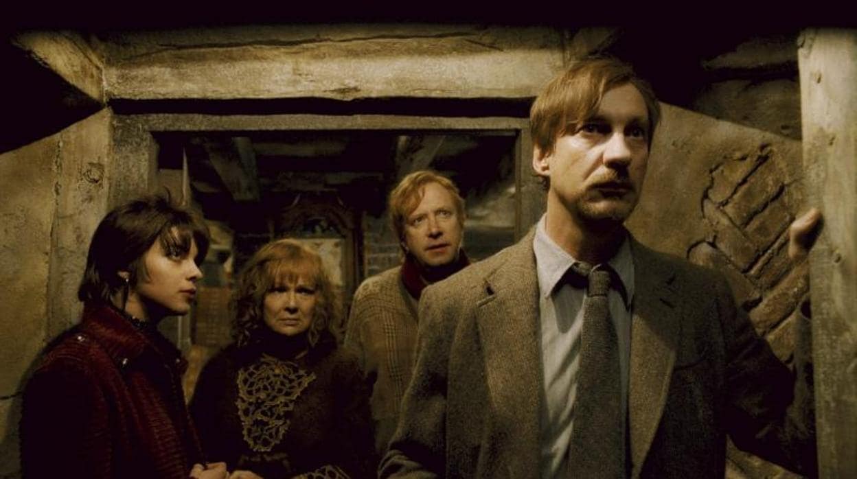 Natalia Tena (izda) junto a los actores Julie Walters, Mark Williams y David Thewlis, en una escena de Harry Potter