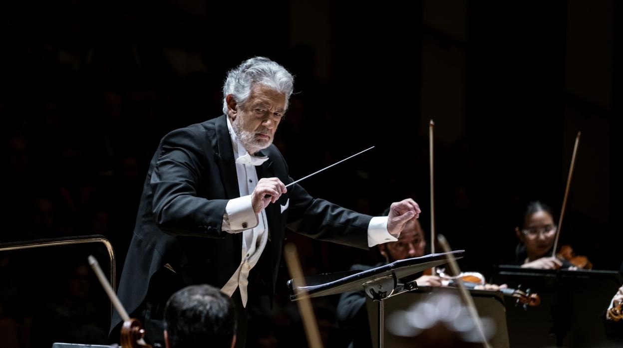 Plácido Domingo, dirigiendo a una orquesta