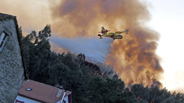 El gran incendio de Rianxo, extinguido tras arrasar 1. 162 hectáreas de monte