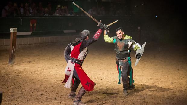 Actores profesionales recrean con los espectadores un torneo de Robin Hood con efectos especiales