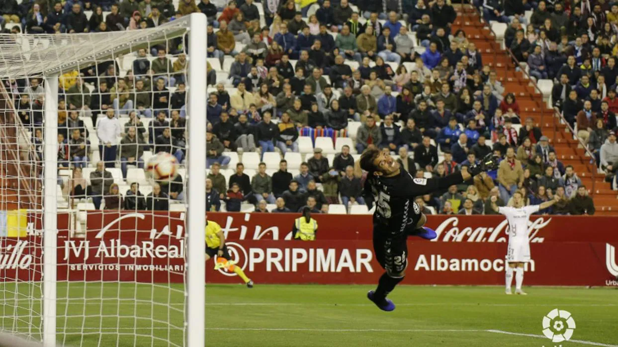 El portero del Tenerife, Dani Hernández, se estira en vano mientras el balón entra en su red