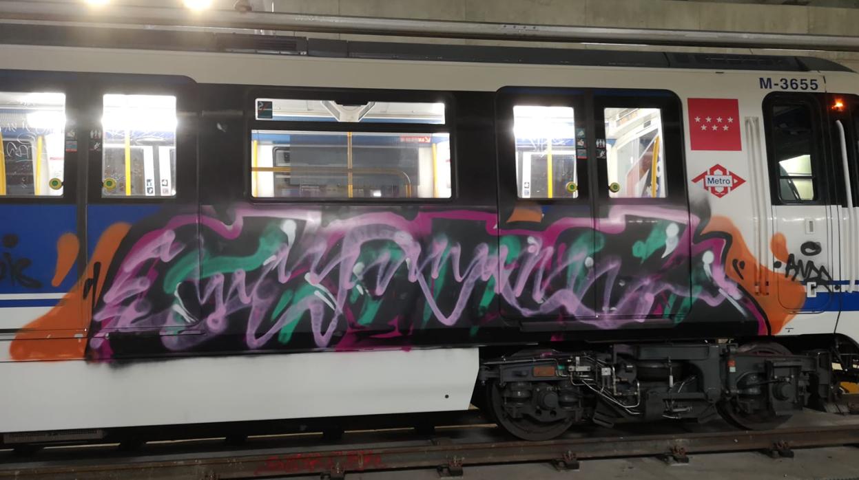 Uno de los vagones de tren vandalizados durante el asalto masivo en Las Rosas, el 2 de noviembre