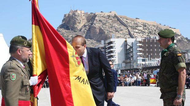 El Ejército «recluta» a un candidato del PP por Alicante
