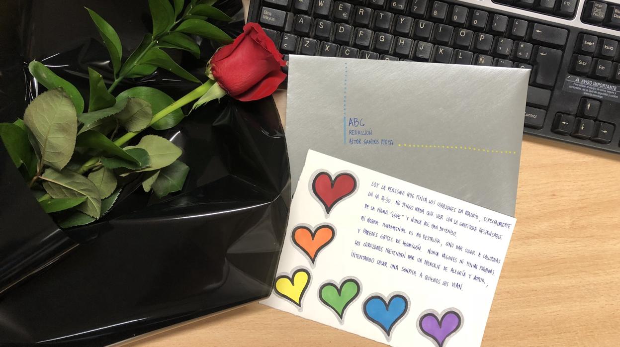 La carta enviada en un sobre plateado a ABC, acompañada de una rosa roja